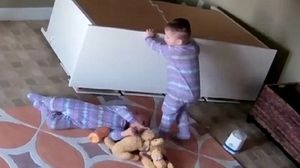 الطفل أزاح الخزانة بكل قوته لإنقاذ شقيقه- يوتيوب