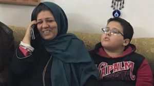 أفراح شوقي في منزلها مع ابنها بعد الإفراج عنها- فيسبوك