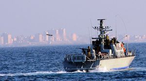 زورق حربي إسرائيلي قام بالارتطام عمدا بقارب الصياد الهسي ودمره- أرشيفية
