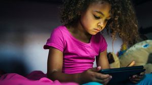 دراسة بريطانية اعتبرت منع دخول الأطفال للانترنت بمثابة "إساءة" - أرشيفية 