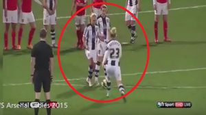 هدف أنتون رودجرز، الذي تلقى فيه تمريرة من زميله، ثم قام برفع الكرة وتسديدها - يوتوب
