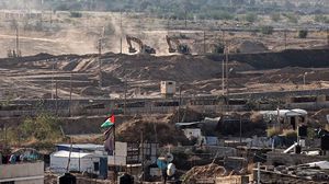 قامت قوات الجيش بوضع سواتر ترابية جديدة تبعد نحو 200 متر عن السياج الحدودي الفاصل بين مصر وقطاع غزة- جيتي 