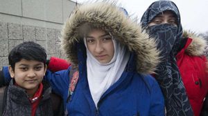 فتاة كندية مزق حجابها