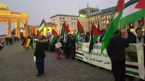 المتظاهرون  أكدوا استمرار احتجاجاتهم أمام السفارة الأمريكية في العاصمة الألمانية لحين التراجع عن القرار - عربي21