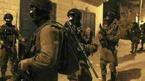 قوة عسكرية إسرائيلية داهمت مدينة نابلس في ساعة متأخرة من مساء الثلاثاء، ما أدى لاندلاع مواجهات مع عشرات الشبان- تويتر 