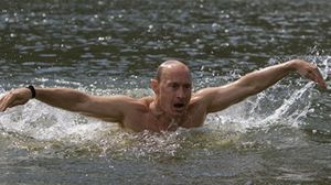 فلاديمير بوتين تجرد من كل ملابسه عدا لباس البحر وغاص في مياه بحيرة متجمدة - سبوتينك