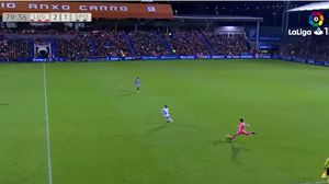خوان كارلوس سجل الهدف من خلف وسط الملعب- يوتيوب