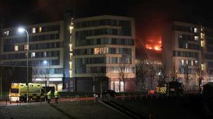 حريق يدمر 1400 سيارة في مرأب بمدينة ليفربول البريطانية