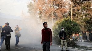 شهدت مدن إيرانية اشتباكات بين متظاهرين محتجين وبين الأمن والحرس الثوري- تويتر