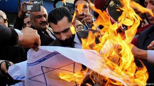 اعتبر اللوبي اليهودي حرق العلم الإسرائيلي في احتجاجات ألمانيا ضد قرار ترامب معاداة للسامية