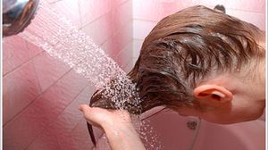 تغسيل الشعر بالشامبو المناسب يمكن أن يساعد في التخلص من القشرة  - أرشيفية