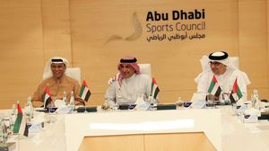 الرميثي (في الوسط) أكد أن الأندية الإماراتية لن تلعب في قطر قبل أن يتراجع الاتحاد الإماراتي عن ذلك- أرشيفية