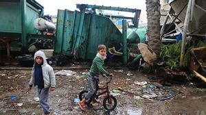 تقليص الخدمات الأساسية التي يتم تقديمها لسكان غزة بنسبة 50% بسبب تجفيف موارد البلديات- جيتي 