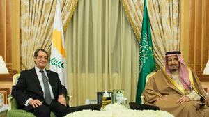 جرى التوقيع بحضور أناستاسيادس والعاهل السعودي الملك سلمان بن عبد العزيز في قصر اليمامة في الرياض- واس