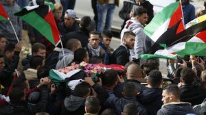 آلاف الفلسطينيين شيعوا جثمان الفتى مصعب التميمي الذي ارتقى برصاص الاحتلال الأربعاء- جيتي