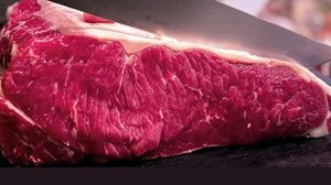 طهو اللحم في درجات حرارة عالية لفترة طويلة حتى يصبح مطهو تماما يرتبط بارتفاع خطر الإصابة بأمراض الكبد- أ ف ب