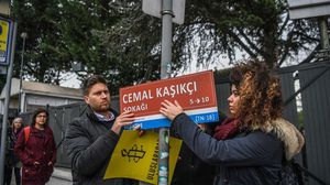 نشطاء المنظمة علقوا لافتة رمزية لشارع يحمل اسم خاشقجي أمام القنصلية- جيتي