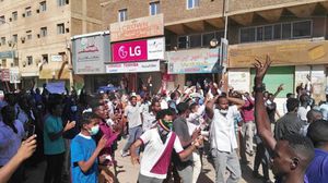 مجموعة من الشبان السودانيين خلال تظاهرات في الخرطوم- جيتي