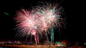 يطلق الكثير من العراقيين الألعاب النارية في الساحات العامة وأمام منازلهم احتفالا بليلة رأس السنة- جيتي