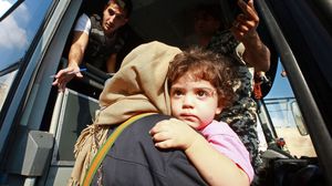 عائلة سورية خلال ترحيلها من لبنان إلى بلادها- جيتي