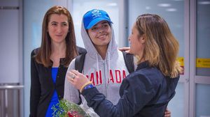 القنون لحظة وصولها إلى مطار تورنتو واستقبالها من قبل وزيرة خارجية كندا- جيتي