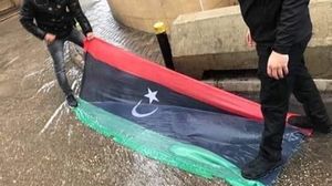 مناصرون لحركة أمل الشيعية كانوا أحرقوا أعلام ليبيا رفضا لمشاركتها في القمة الاقتصادية - تويتر 