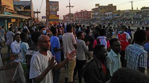 يشهد السودان منذ 19 ديسمبر/ كانون الأول الماضي احتجاجات منددة بتدهور الأوضاع المعيشية ومطالبة بإسقاط النظام- جيتي