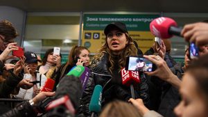 تحتجز العارضة في سجن في جنوب موسكو بعد اعتقالها مع عدد من زملائها في المطار- جيتي