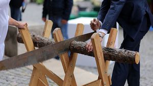 في ألمانيا يجب على الشريكين قطع جذع شجرة معا باستخدام المنشار ويعدّ هذا الأمر أول تحد يواجهانه معا كزوجين