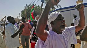 المتظاهرون السودانيون رفعوا شعارات تطالب بإسقاط النظام- جيتي 