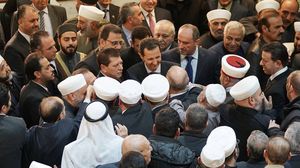 حاول الفيديو تصوير الأسد وهو يسير وحده بأريحية داخل القصر، وبجانب زوجته أسماء الأخرس، أحيانا أخرى- سانا
