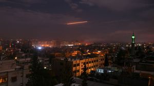 النظام زعم التصدي لأغلب الغارات لكن حصيلة القتلى بحسب "المرصد السوري" تشير إلى غير ذلك- جيتي