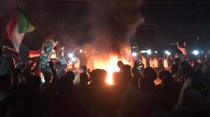 المتظاهرون أشعلوا الإطارات وسط الطرقات خلال الجنازة- تويتر