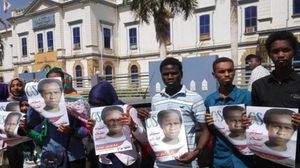 طلاب سودانيون يطالبون بحرية زميلهم عاصم عمر (تويتر)
