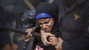 دعا المنظمات الحقوقية الدولية إلى الضغط على السلطات المصرية لوقف تعذيب النساء (صفحة الأورومتوسطي)
