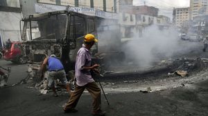 مركبات محترقة جراء التظاهرات في العاصمة كاراكاس- جيتي