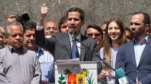 تشهد فنزويلا توترا منذ 23 كانون الثاني/ يناير الماضي إثر إعلان زعيم المعارضة خوان غوايدو "أحقيته" بتولي الرئاسة- جيتي 