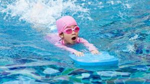 التقليل من استخدام العوامات طريقة فعالة لتعليمه السباحة، لأنها تعطيه إحساسا زائفا عن الطفو- ستيب تو هيلث