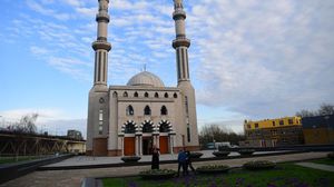  اليمينيون المتطرفون علقوا على المسجد عبارات مناهضة للإسلام- جيتي 