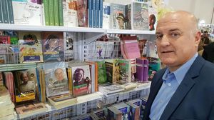 السفير الإسرائيلي دافيد غوفرين زار معرض القاهرة الدولي للكتاب بصحبة عدد من موظفي السفارة- فيسبوك