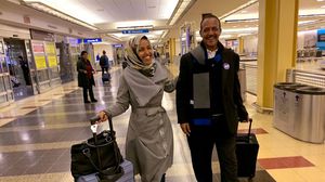 إلهان وصلت لمطار واشنطن دي سي قبل 23 عاما للهجرة إلى الولايات المتحدة- تويتر