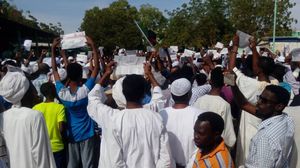 يطالب سودانيون بتنحي البشير عن الحكم بعد تحميله مسؤولية ما تعاني منه البلاد اقتصاديا- تويتر