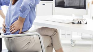 أستاذ مساعد في العلاج الطبيعي السريري: لا توجد أي دراسة تربط بين آلام الظهر ووضعية الجلوس الخاطئة