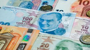 تراجعت الليرة التركية حوالي 0.6 بالمئة أمام الدولار لتسجل 5.8455 مقابل الدولار- جيتي 