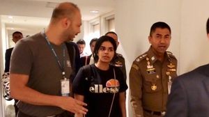 الفتاة السعودية خلال خروجها من المطار برفقة موظفي الأمم المتحدة- تويتر