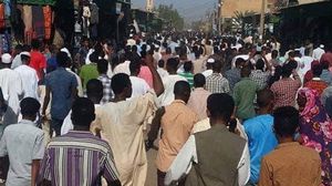 التظاهرات وصلت لمقر التشريعي السوداني بالمدينة- تويتر