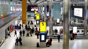 مطار هيثرو هو أكبر المطارات البريطانية، وثالث أكثر مطارات العالم ازدحاما من ناحية حركة المسافرين- جيتي