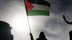 تخلل الحملة رفع علم فلسطين على ظهور المنازل والمركبات- جيتي