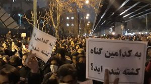 تظهر مقاطع متداولة تجمعا أمام جامعة "أمير كبير" في طهران، تضامنا مع ضحايا الطائرة المنكوبة- تويتر