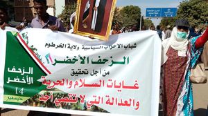 آلاف المحتجين بمدينة "ود مدني" دعوا لرحيل الحكومة واتهموها بـ"الانصراف إلى الصراعات الحزبية ومعاداة الهوية السودانية الإسلامية"- فيسبوك